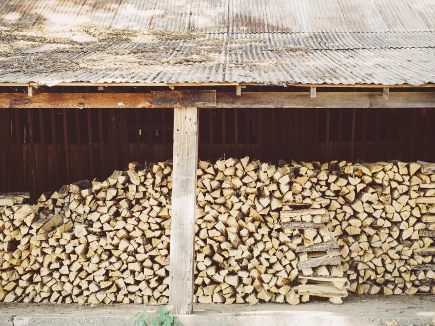 Galp&oacute;n con madera apilada para secar