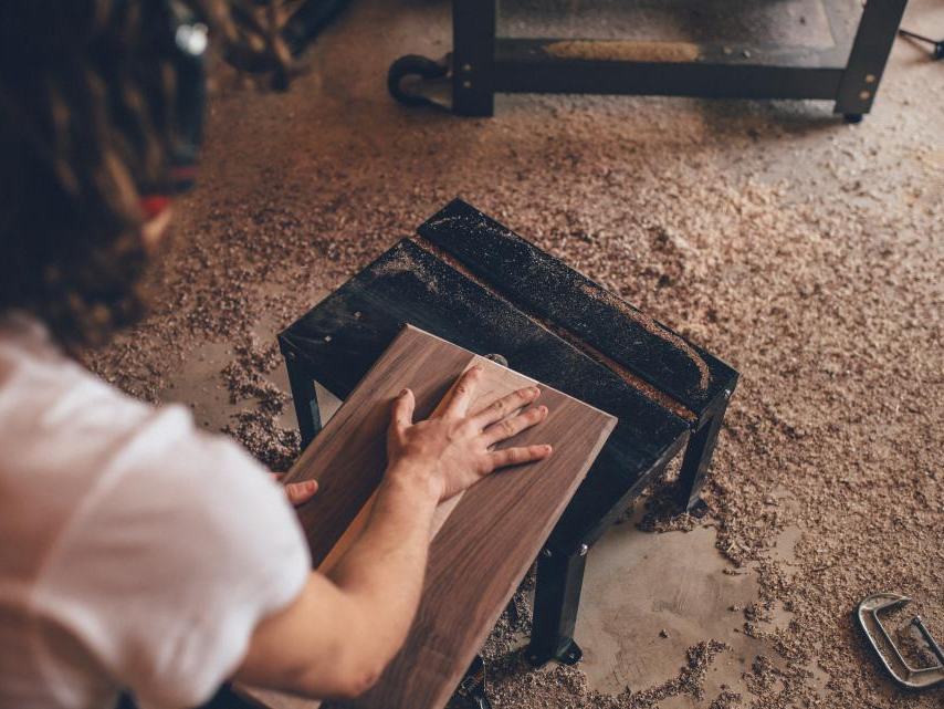 Tabla de madera trabajada a mano