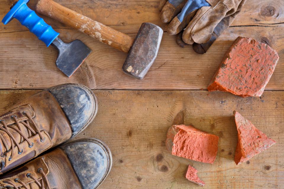 Herramientas de alba&ntilde;iler&iacute;a sobre madera