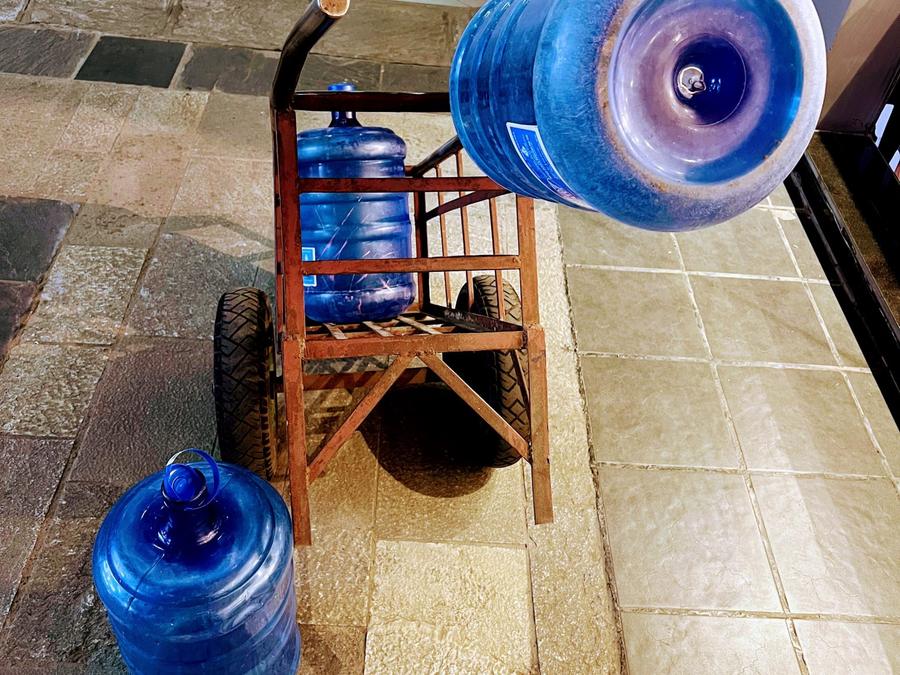 Bidones de agua en una carretilla
