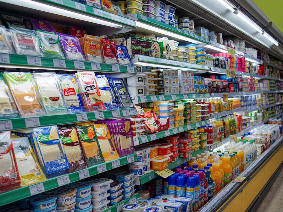 Heladera de l&aacute;cteos en un supermercado