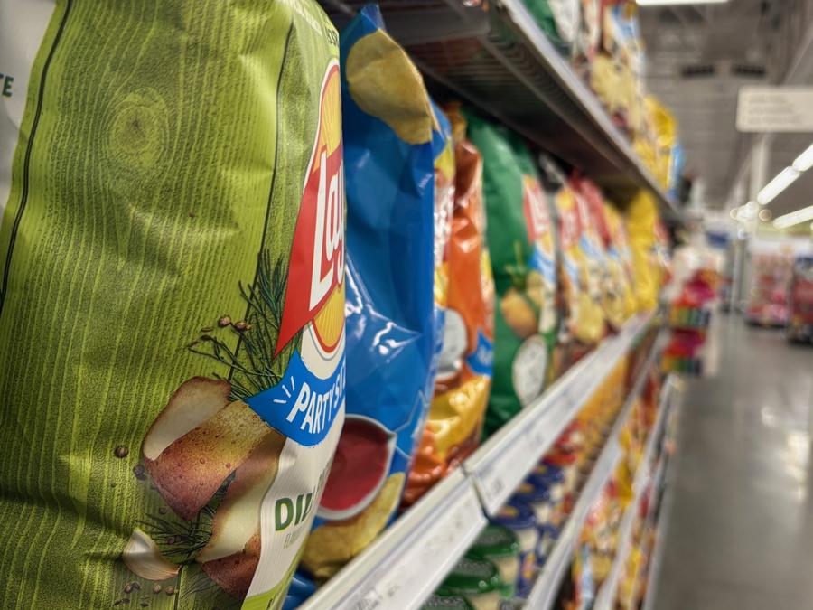 Paquetes de snacks en una g&oacute;ndola