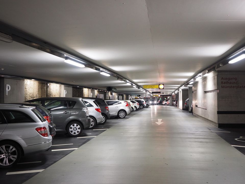 Estacionamiento cubierto con autos en todas las plazas
