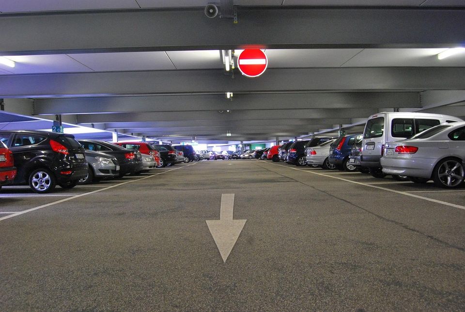 Pasillo de un garaje con autos estacionados a los costados