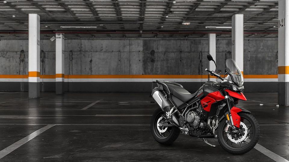 Moto estacionada en un garaje cubierto