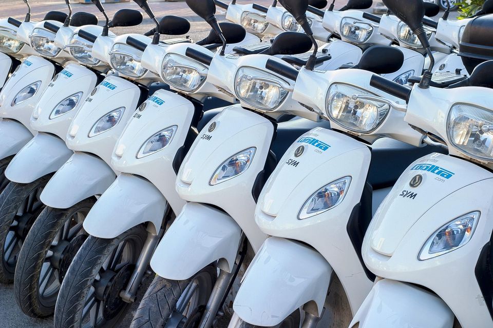 Motos estacionadas en fila