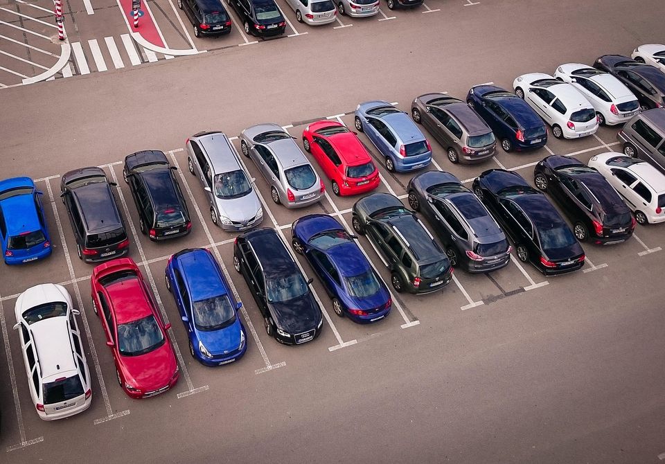Playa de estacionamiento con autos estacionados, vista desde arriba