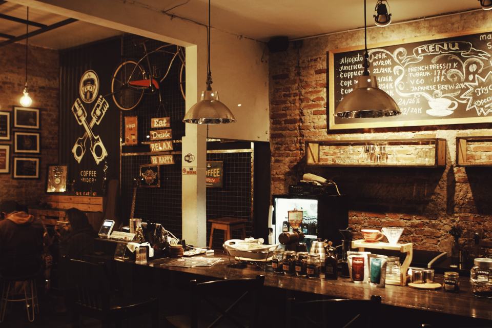 Cafeter&iacute;a de noche con clientes