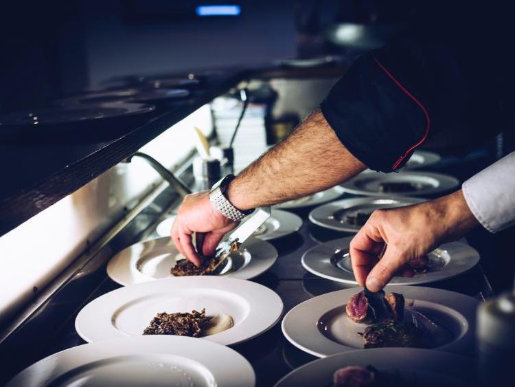 Cocinero emplatando en la cocina
