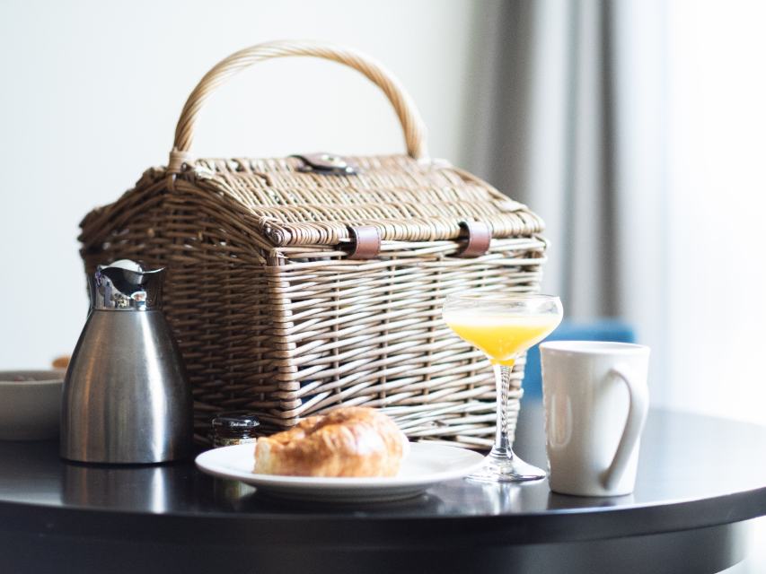Desayuno servido en una mesa