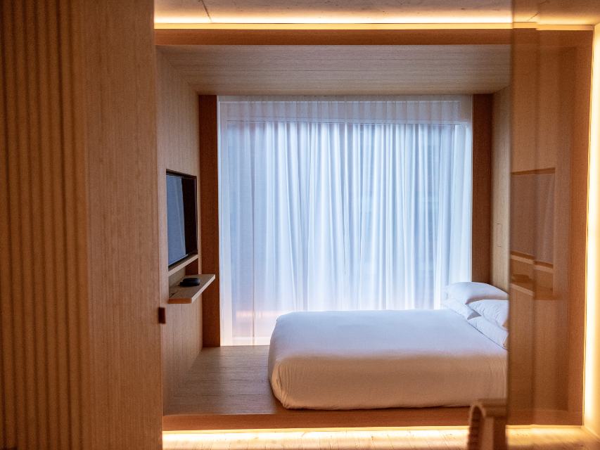 Habitaci&oacute;n luminosa con cama doble