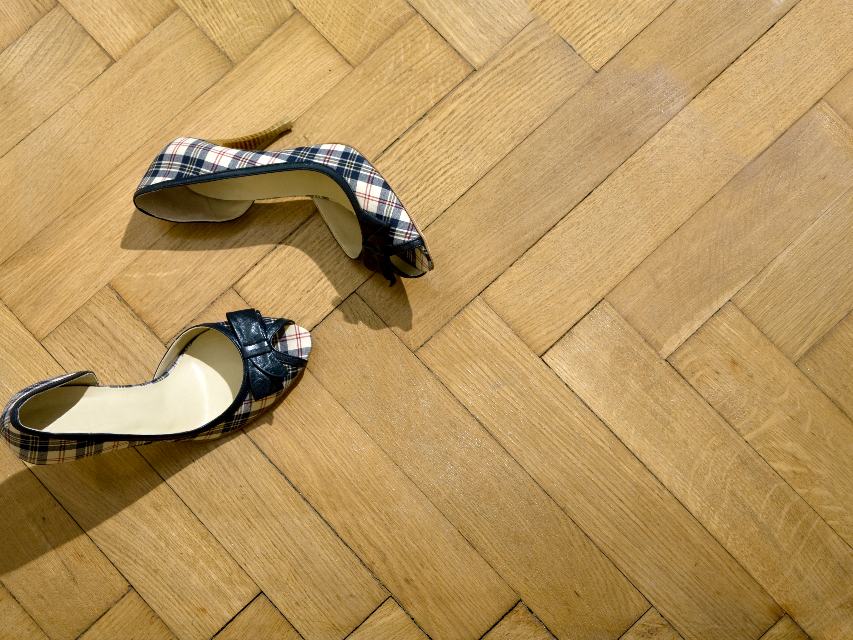 Zapatos sobre un piso de madera