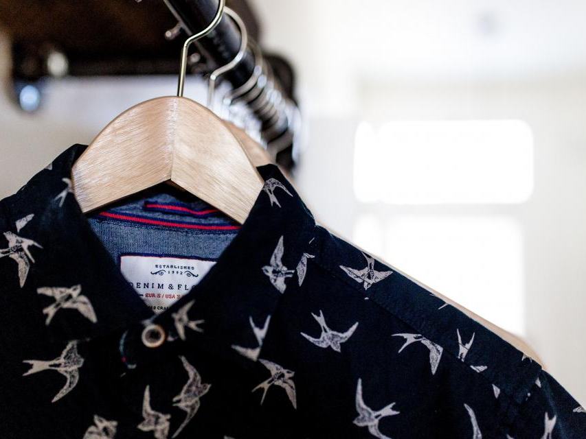 Camisa colgada en una percha