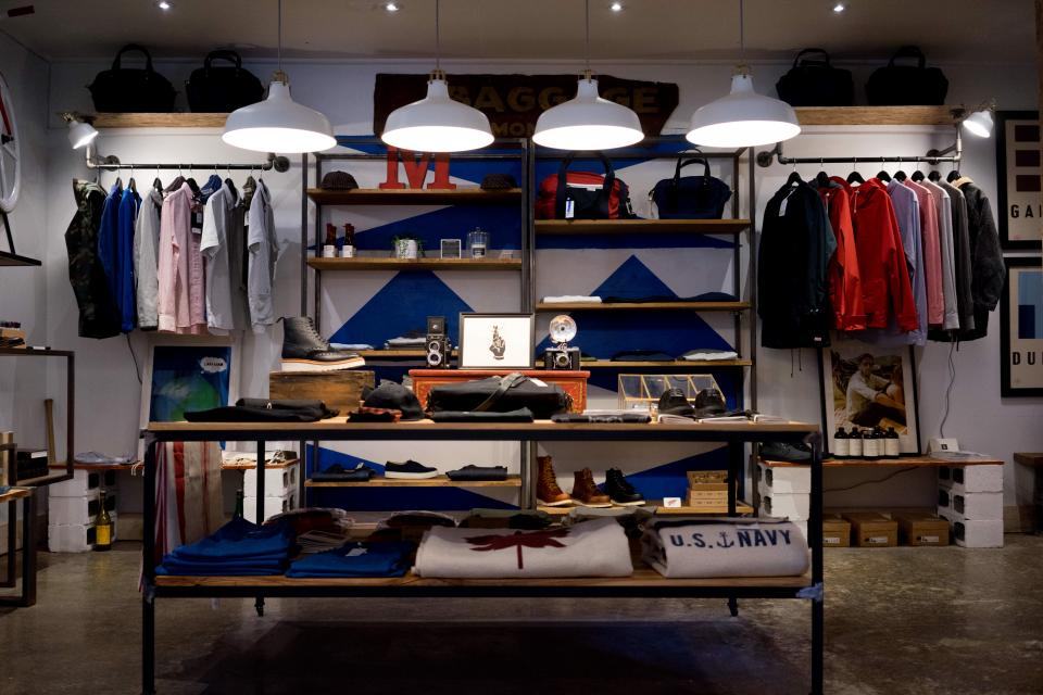 Interior de una tienda de ropa