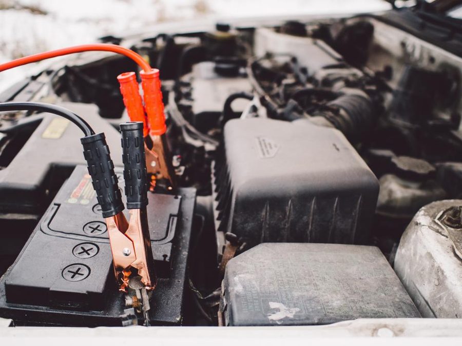 Bater&iacute;a de auto con cables de arranque