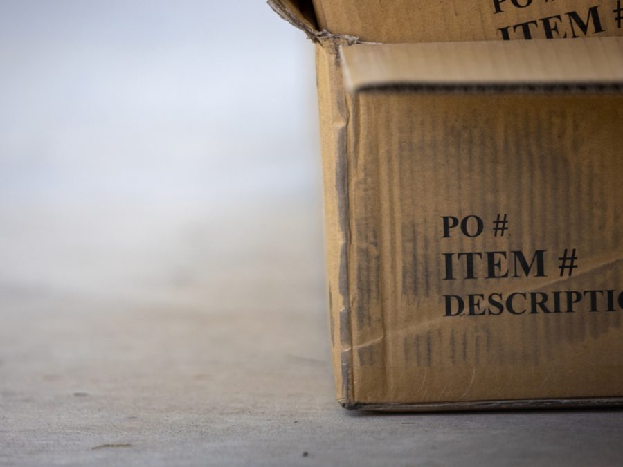 Caja de cart&oacute;n preparada para despachar