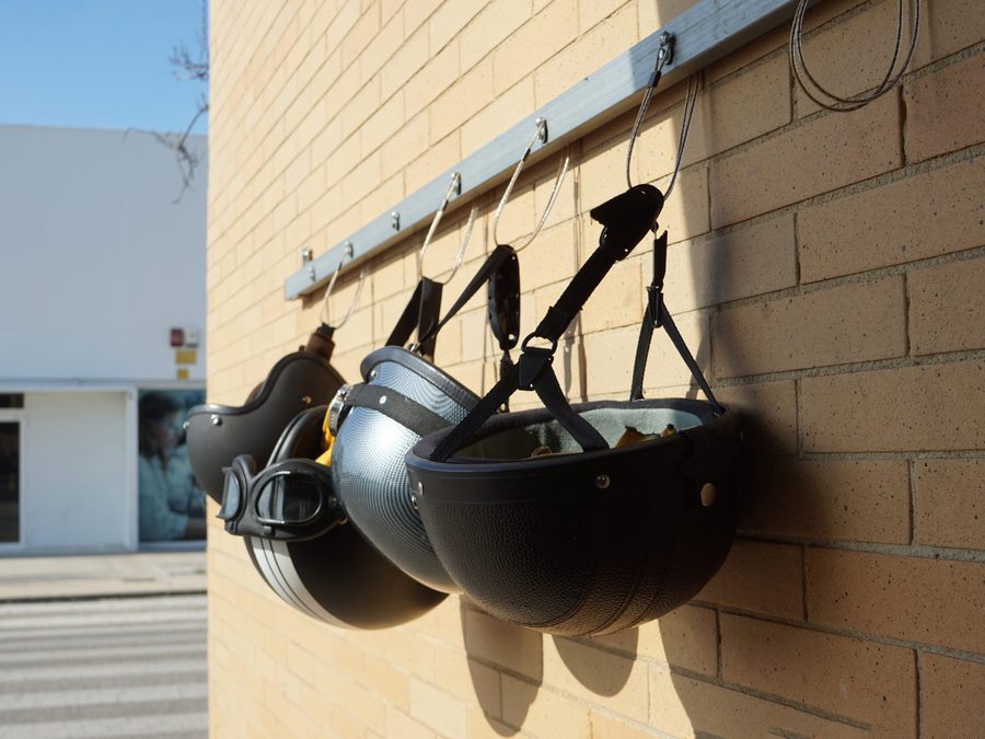 Cascos de moto colgados en una pared