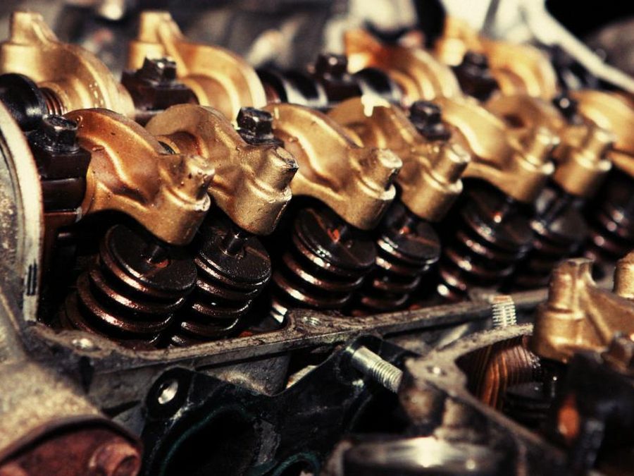 Interior de la tapa de cilindros de un motor
