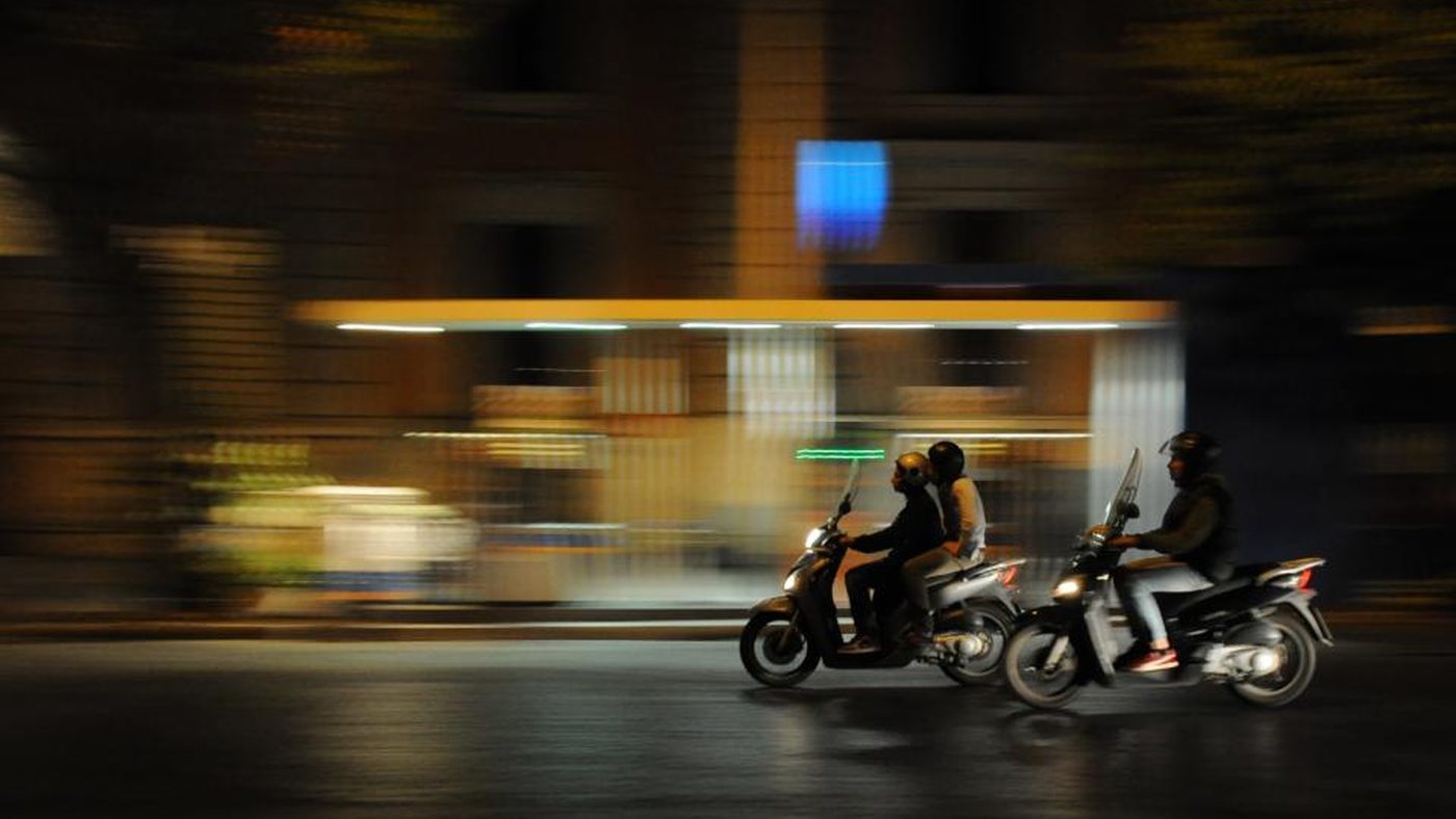 Motos circulando de noche