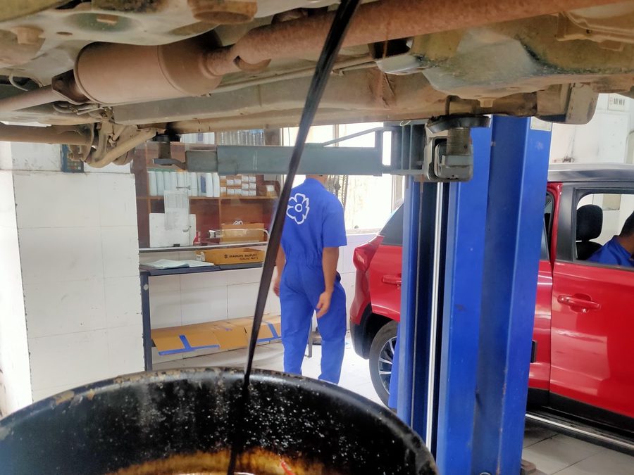 Auto en el elevador de un taller mec&aacute;nico